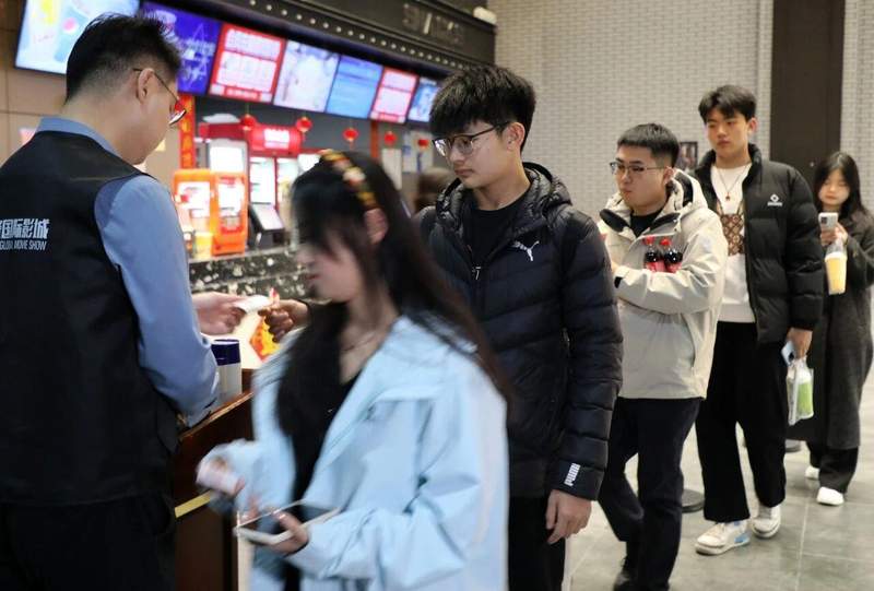  视频丨435万场，春节档观影场次创纪录，票价更惠民！ 新闻 视频丨435万场，春节档观影场次创纪录，票价更惠民！ 新闻