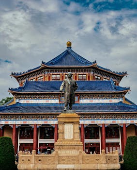 李强主持召开国务院常务会议 对抓紧做好春节假期后政府工作作出部署 研究推进银发经济和养老服务发展有关工作 审议通过《关于加强基层消防工作的意见》讨论《中华人民共