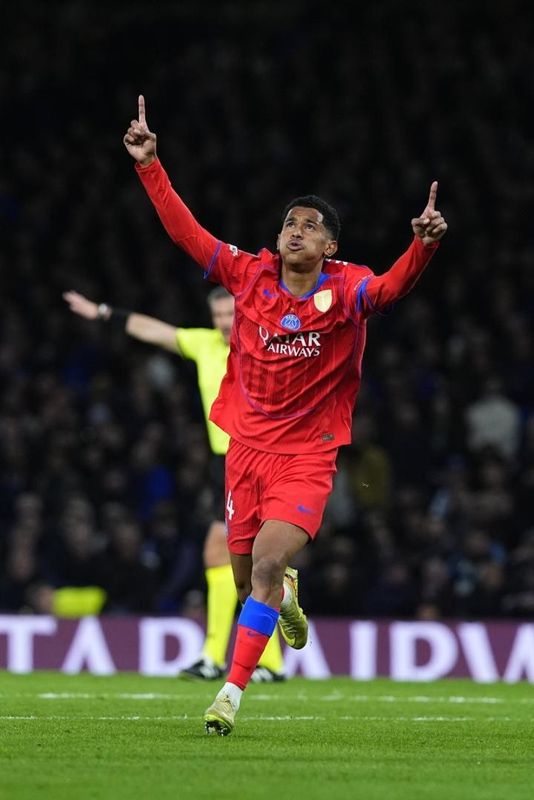  巴黎板凳深度再创新高；欧冠替补进球纪录被刷新；年轻球员马尤卢关键时刻建功。 体育新闻