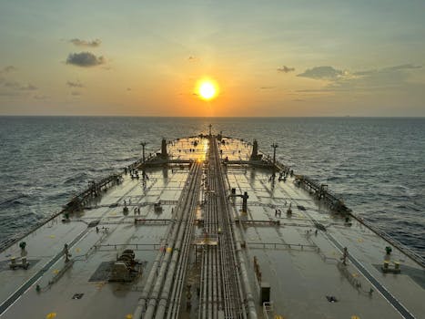 伊朗掌控霍尔木兹海峡；少数船只获准通行，部分需支付高额费用。