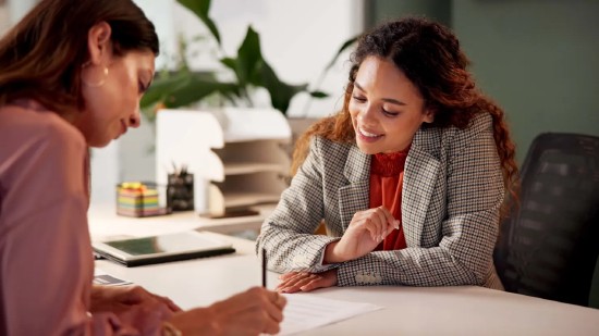  年轻女性涌入财富管理行业；创收顾问职位女性比例依然偏低；机构需重视职业通道建设。 股票财经