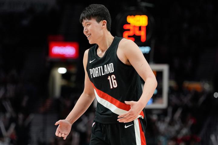  年轻中锋经历短暂亮相；开拓者队决定下放杨瀚森至附属球队，继续深化适应过程。 体育新闻