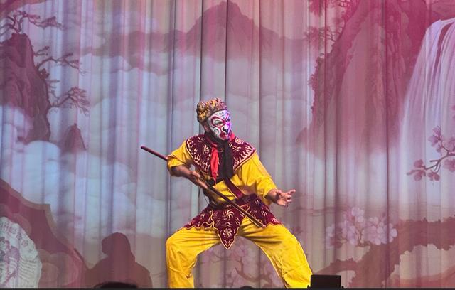 千万级海外观众沉浸式体验：京剧艺术跨越国界的传播路径解析