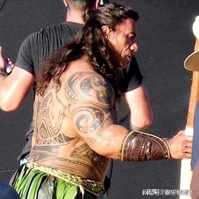  40磅假体背后的技术突破：巨石强森如何用负重诠释半神的极致真实 影视小说