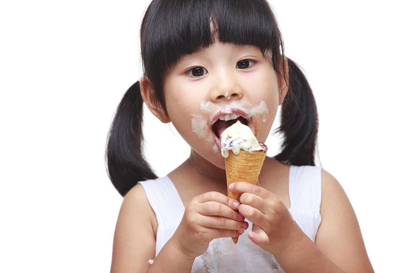  从心理学视角拆解：童年被限制吃冷饮的孩子，为何成年后更容易陷入「补偿陷阱」？ 情感心理