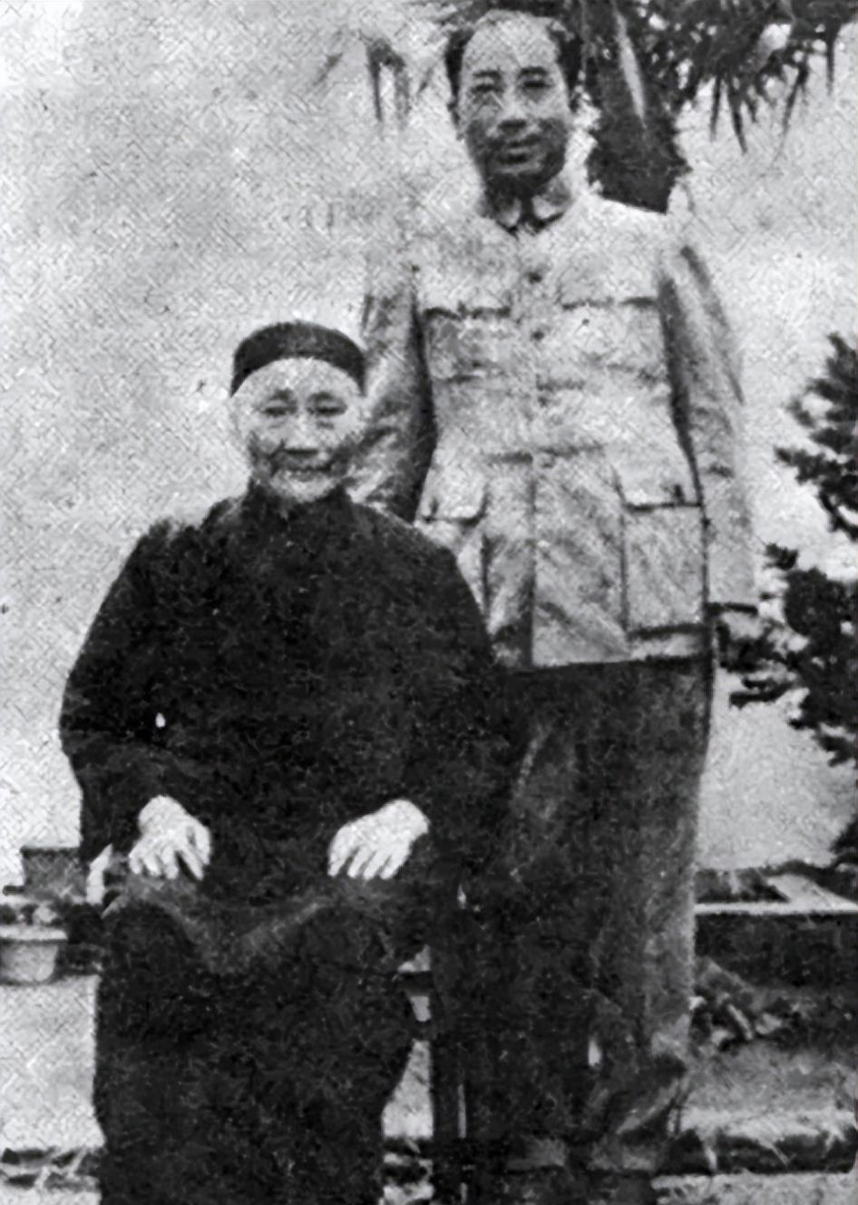  一代枭雄的末路：戴笠坠机后，蒋介石为何翻脸不认人？ 新闻